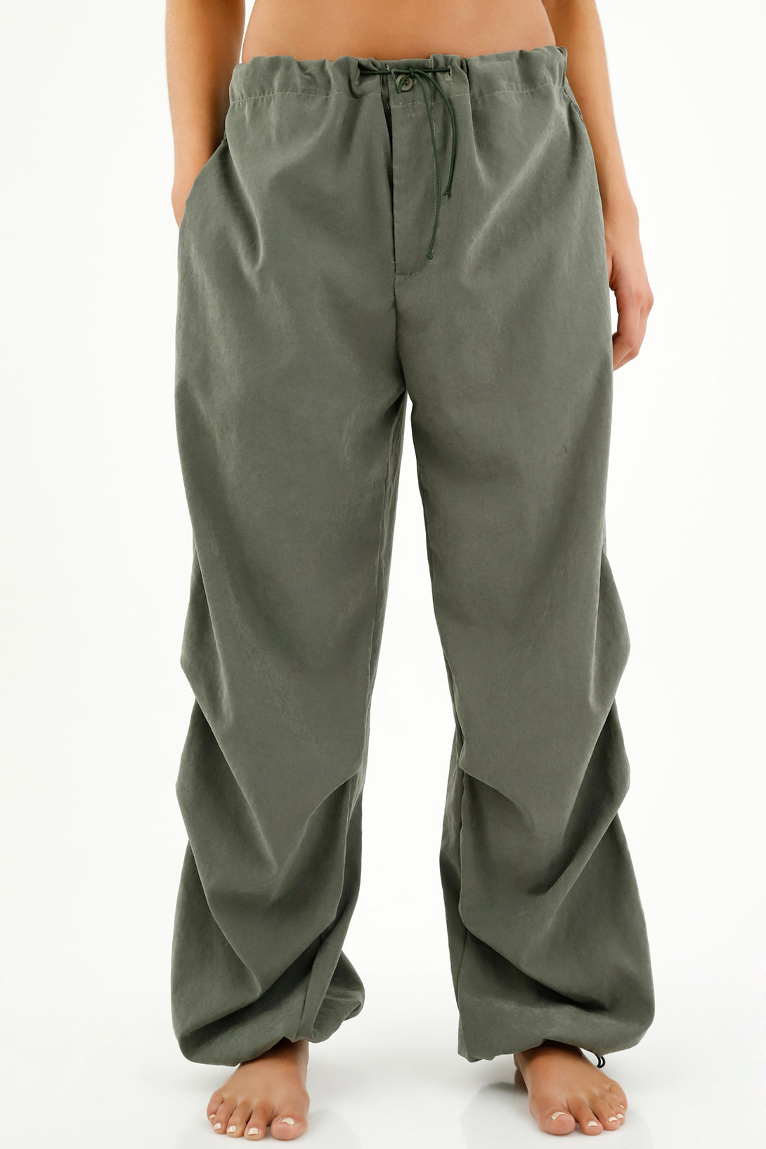 Pantalón tipo parachute verde para mujer