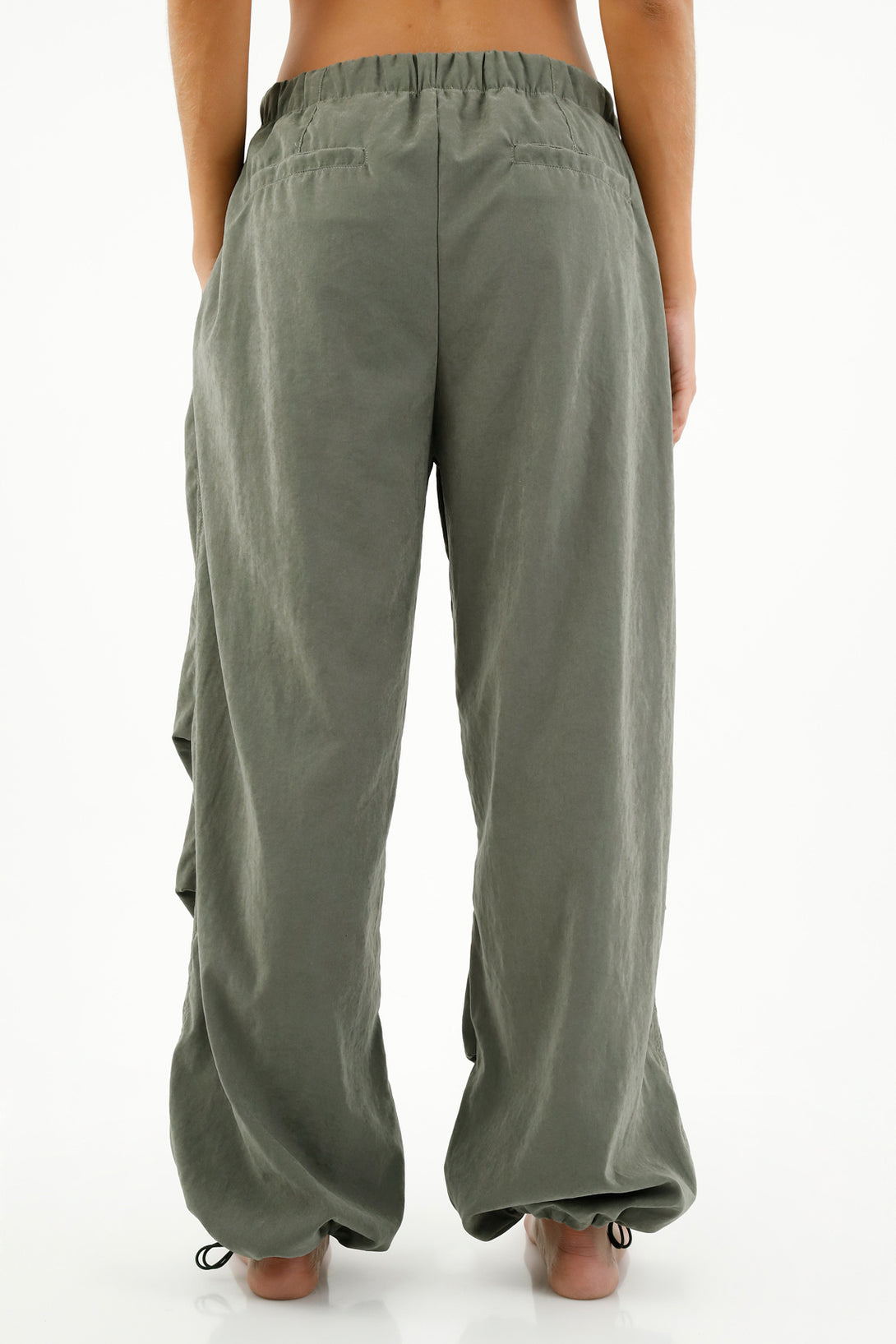 Pantalón tipo parachute verde para mujer