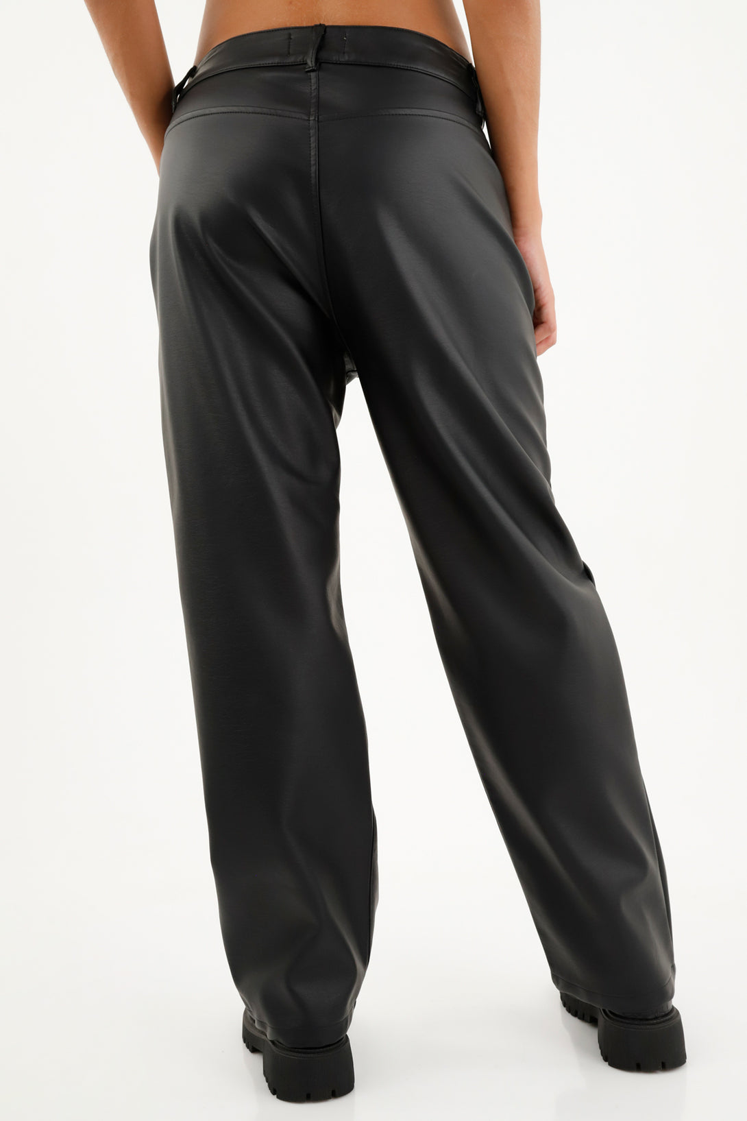 Pantalón negro de silueta recta para mujer