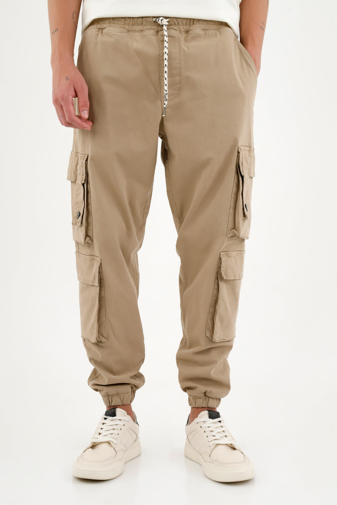 Pantalón tipo Jogger café para hombre