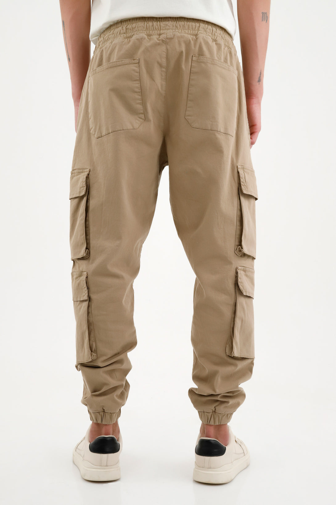 Pantalón tipo Jogger café para hombre