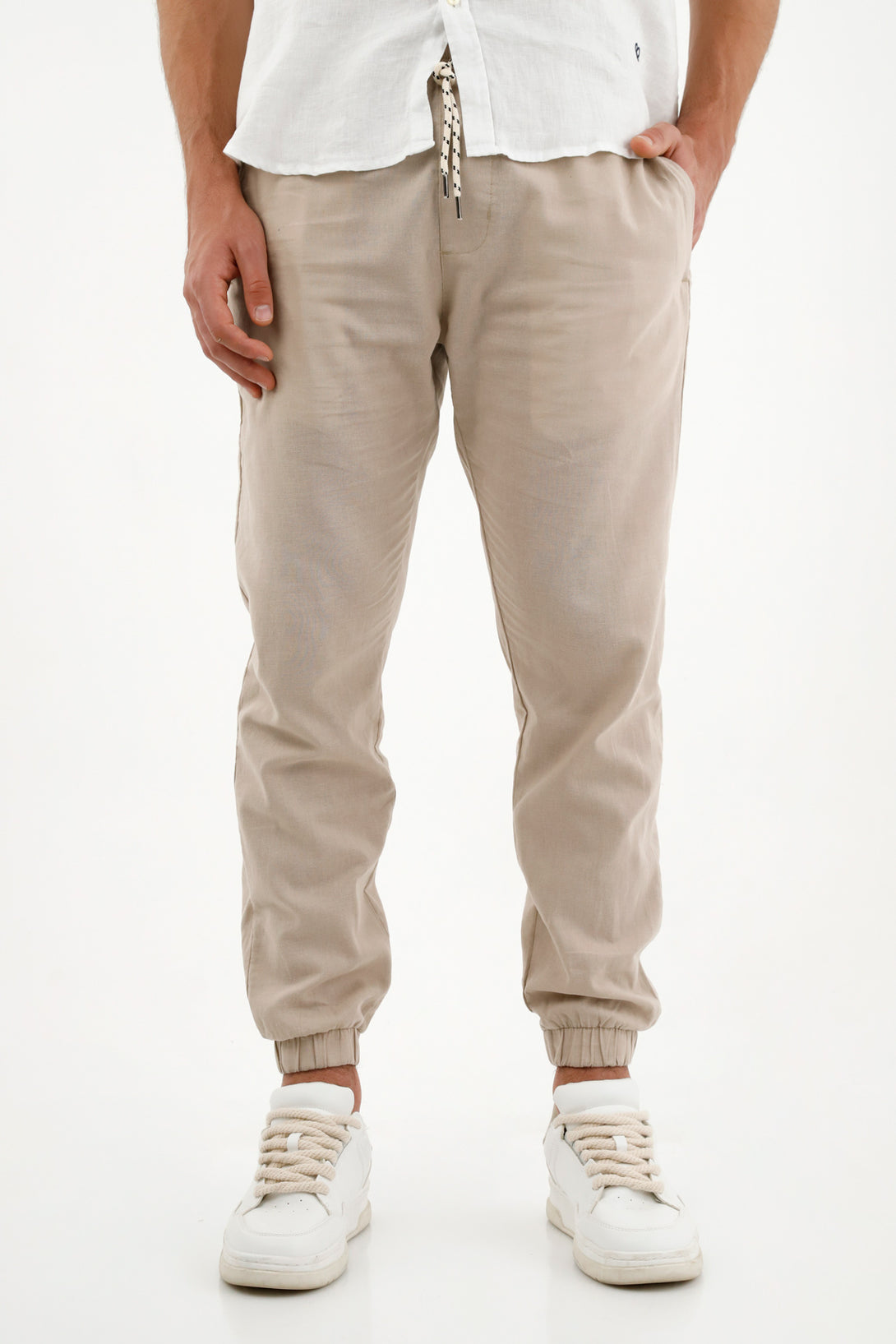 Pantalón café tipo jogger para hombre