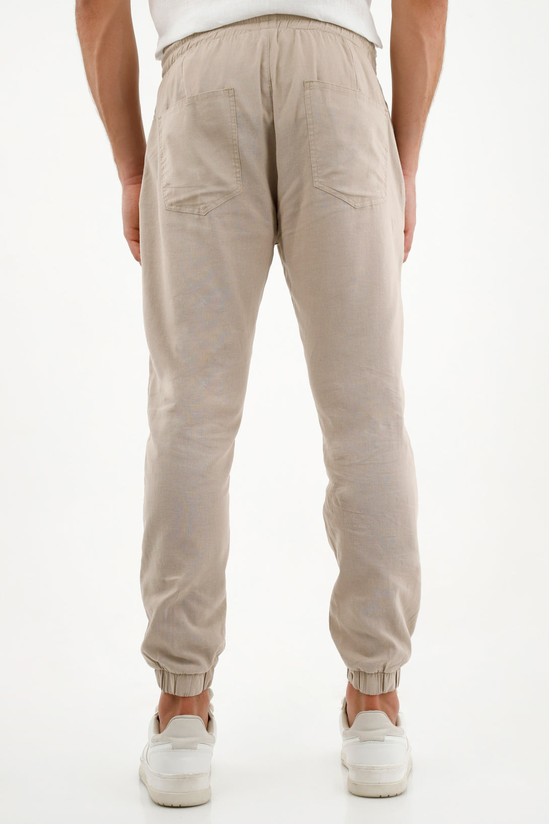 Pantalón café tipo jogger para hombre