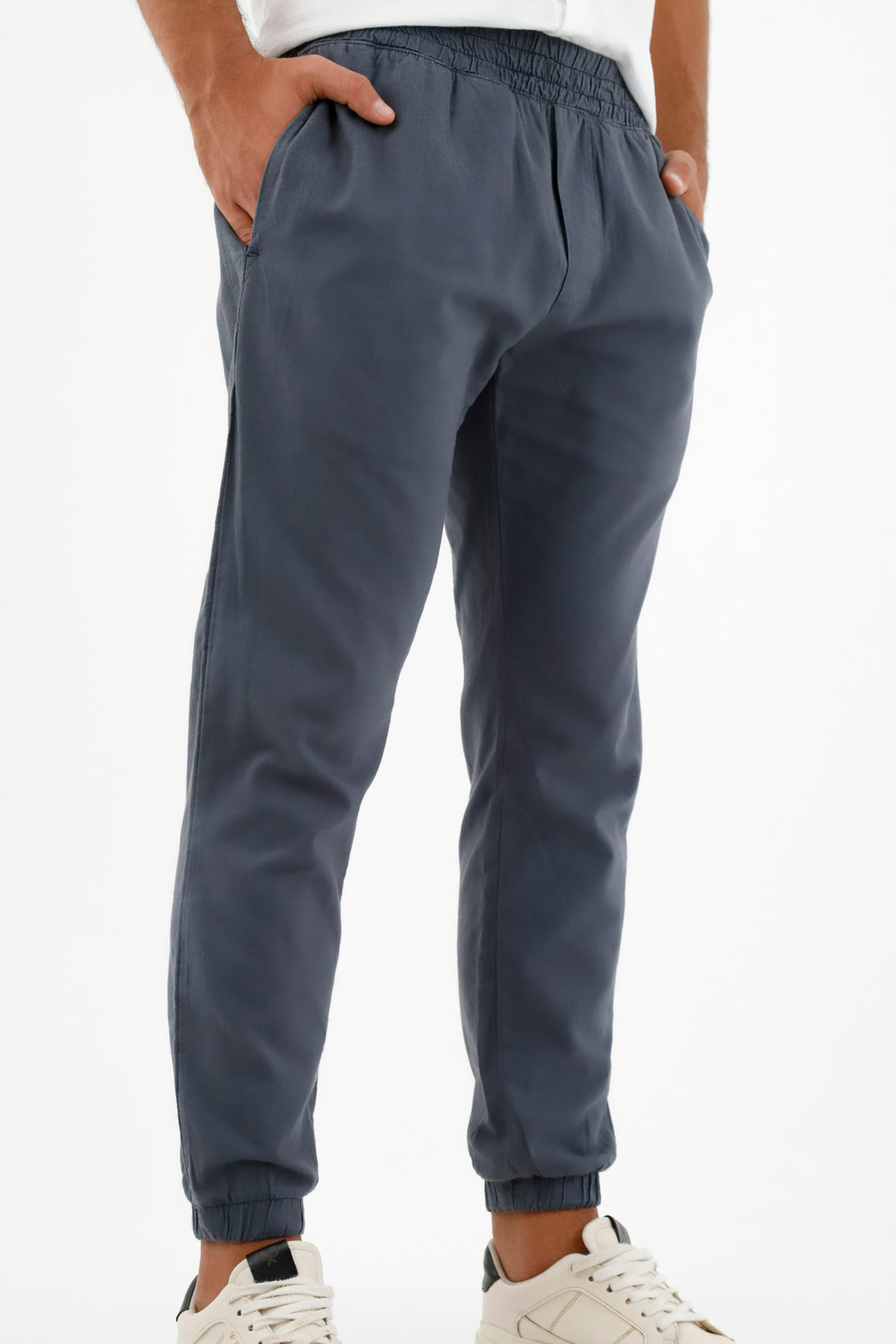 Pantalón gris tipo jogger para hombre