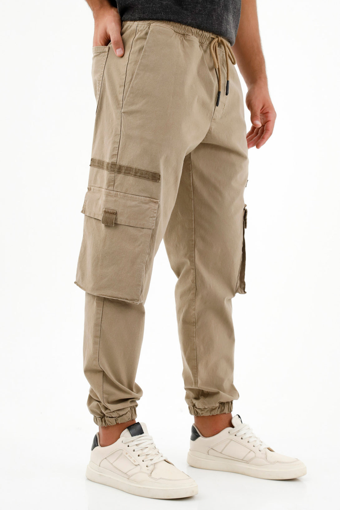 Pantalón café tipo jogger para hombre