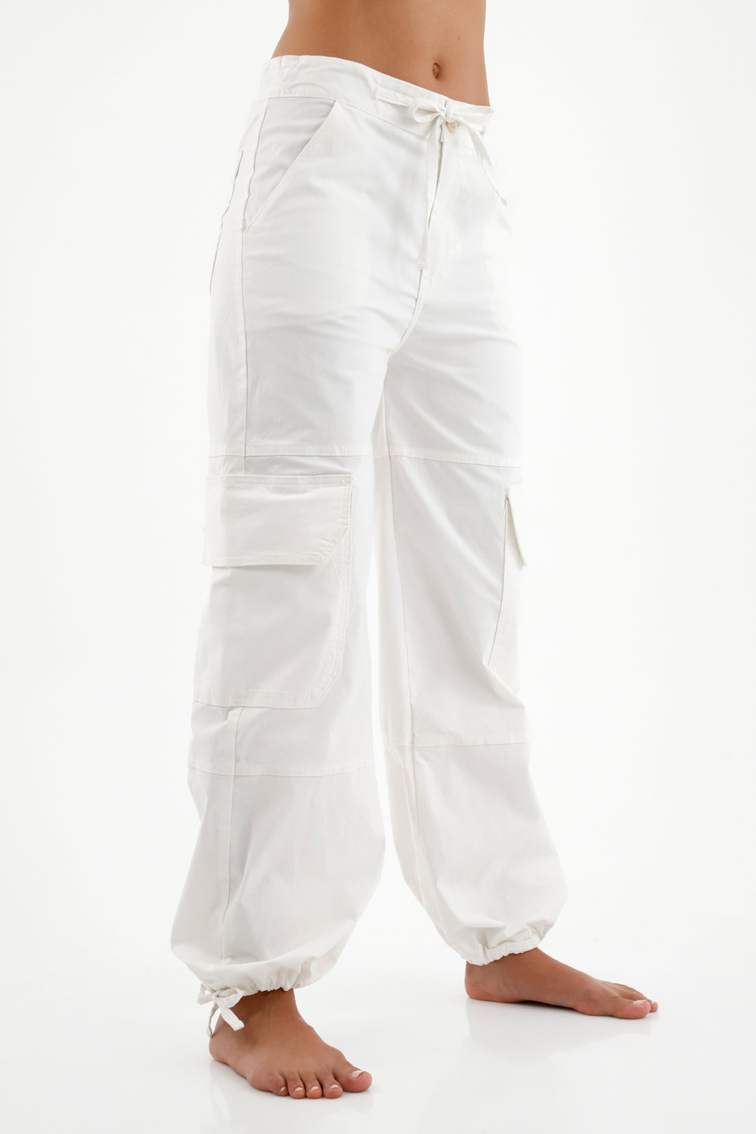 Pantalón tipo cargo crudo para mujer