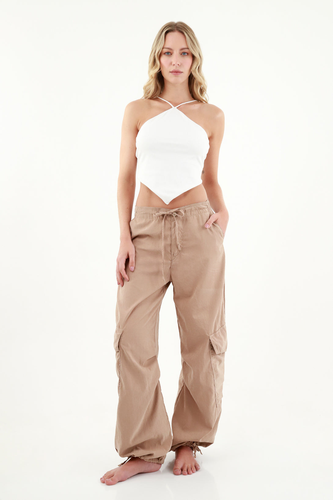 Pantalón tipo parachute café para mujer