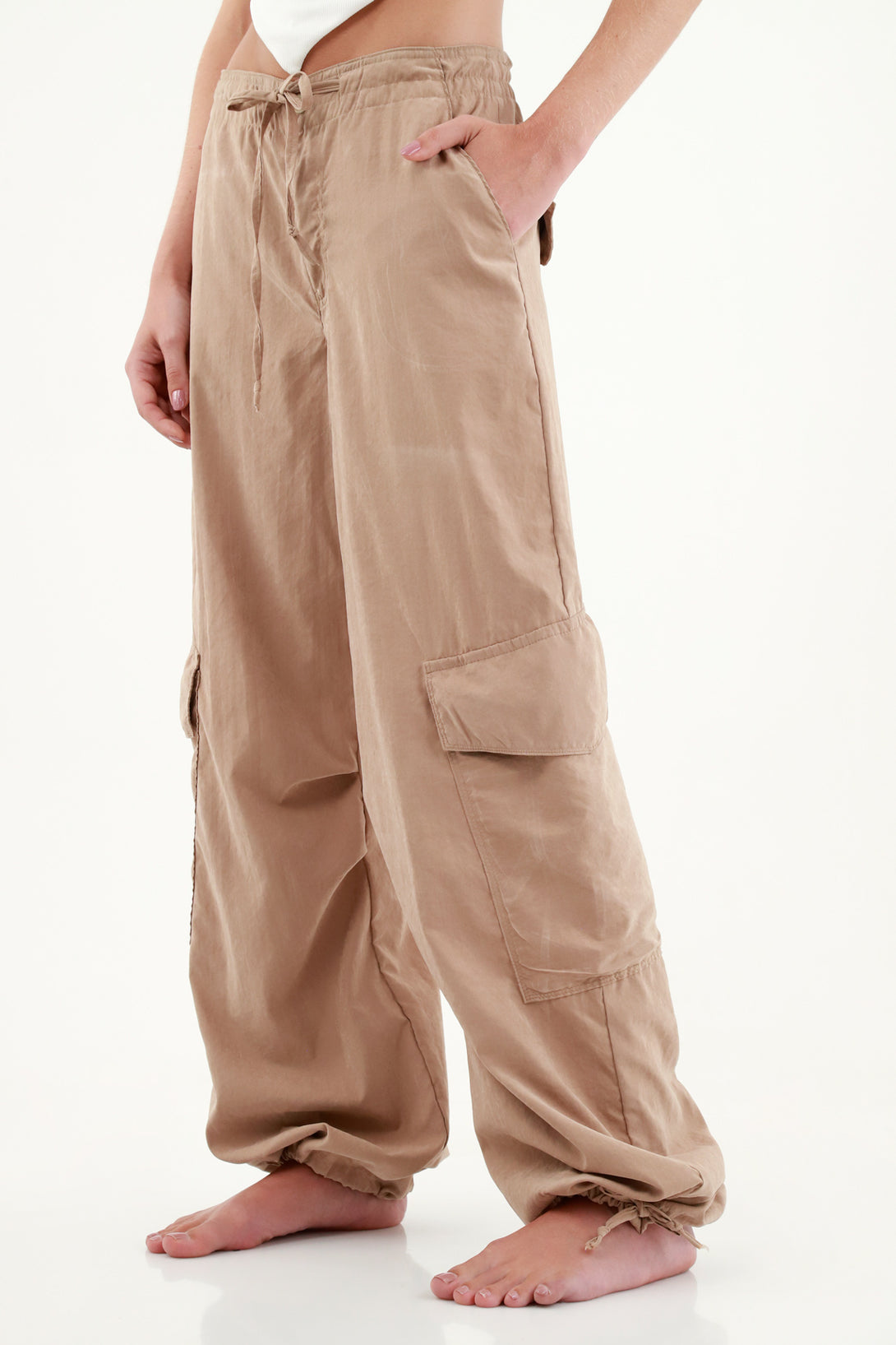 Pantalón tipo parachute café para mujer