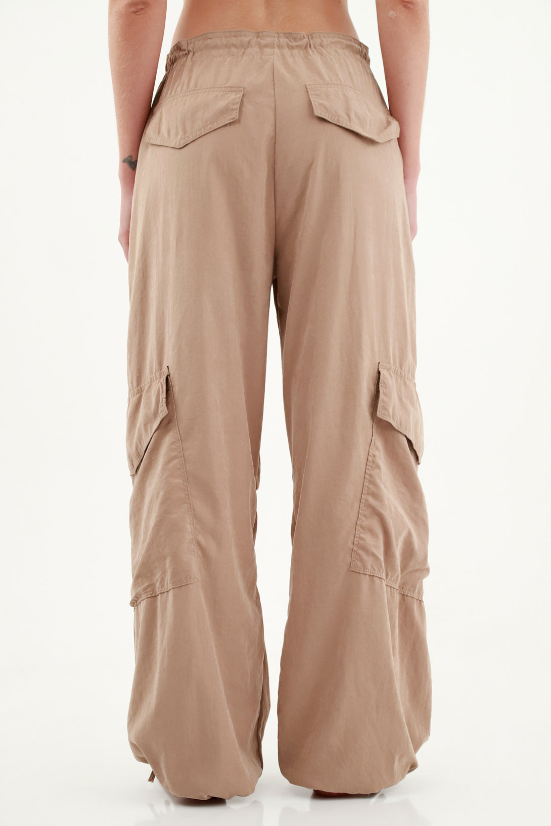 Pantalón tipo parachute café para mujer