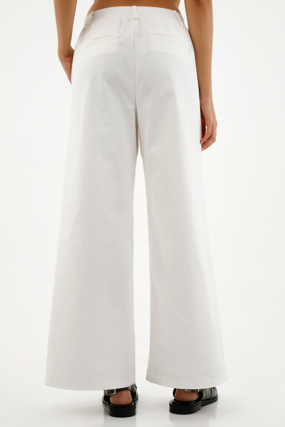 Pantalón blanco de silueta clásica para mujer