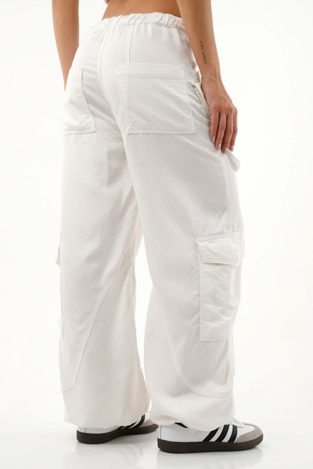 Pantalón crudo tipo cargo para mujer