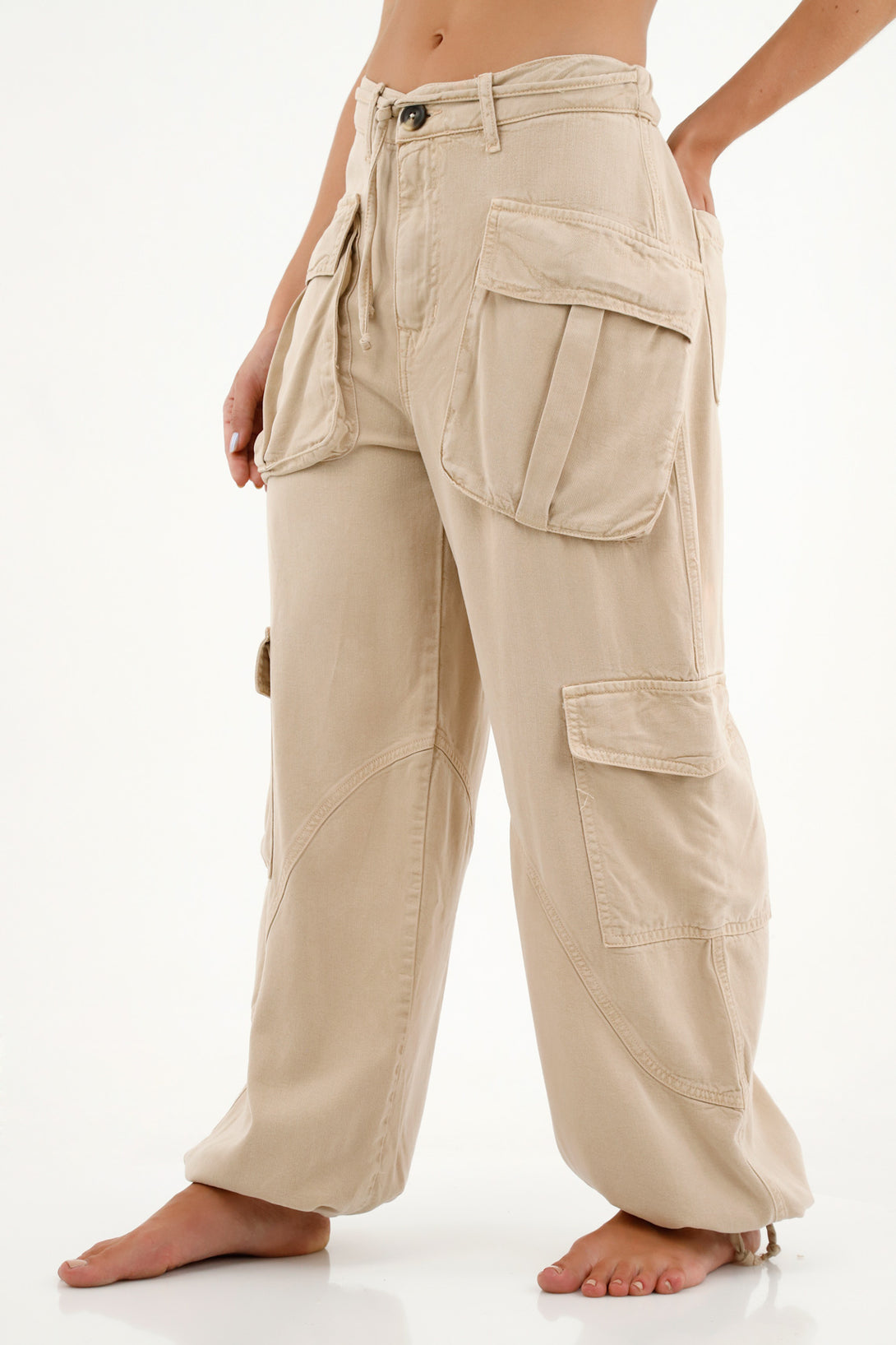 Pantalón café tipo cargo para mujer