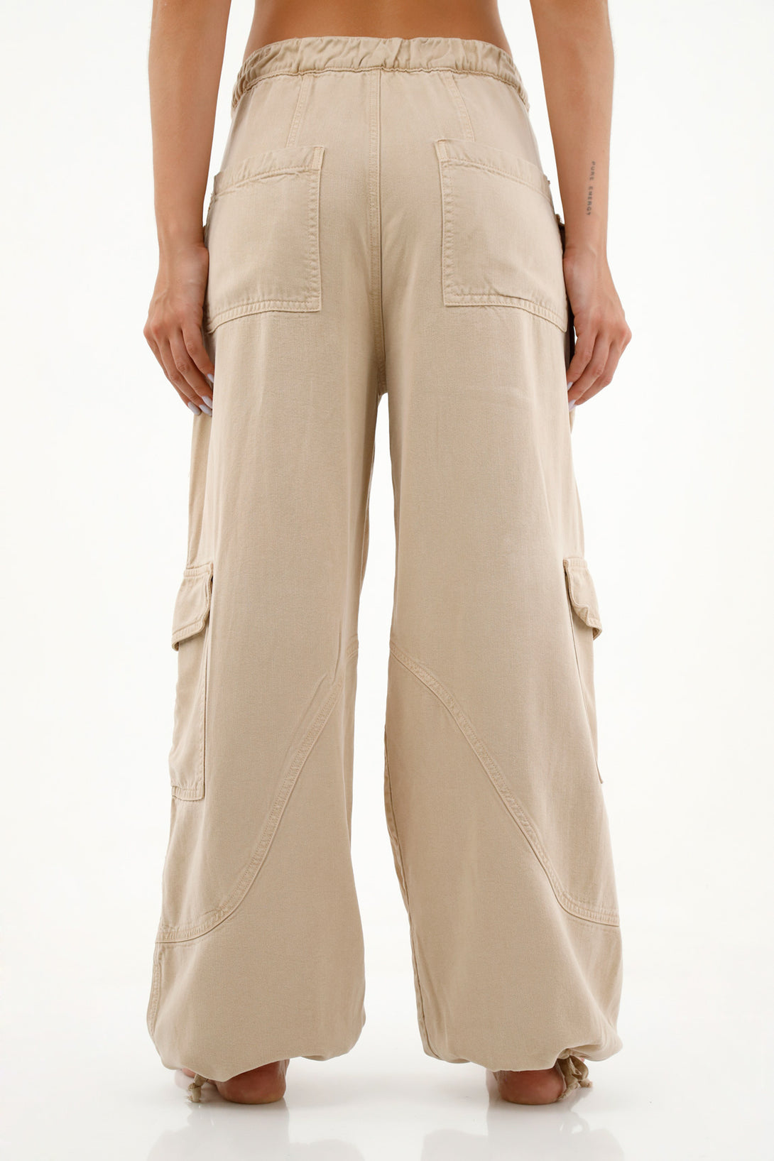 Pantalón café tipo cargo para mujer