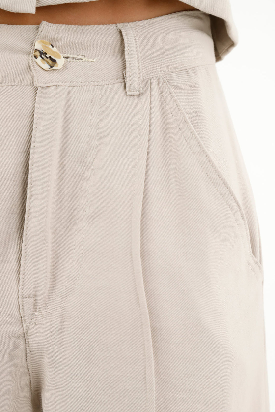 Pantalón café con bolsillos para mujer