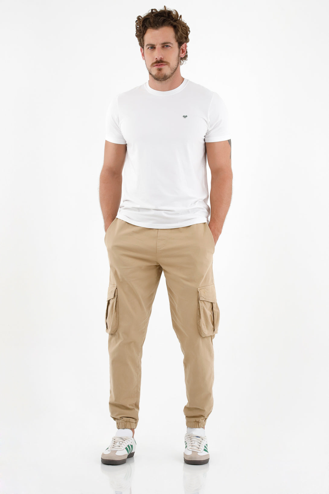 Pantalón tipo cargo café para hombre