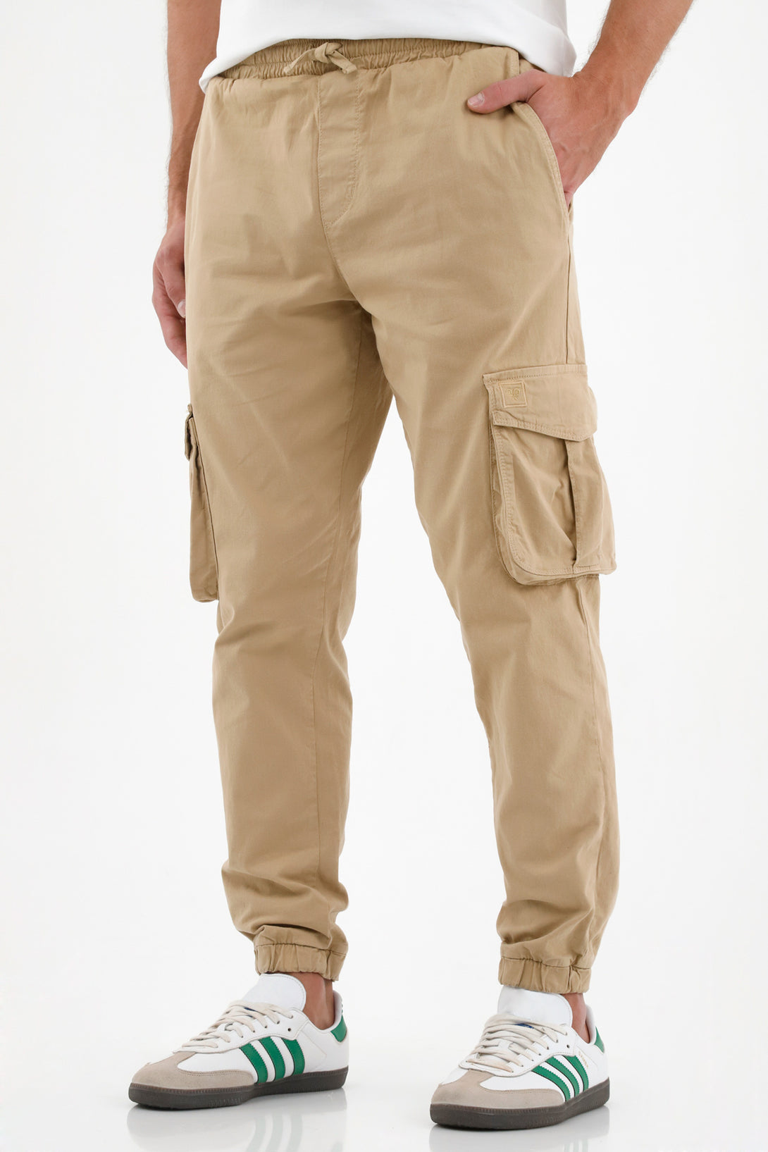 Pantalón tipo cargo café para hombre