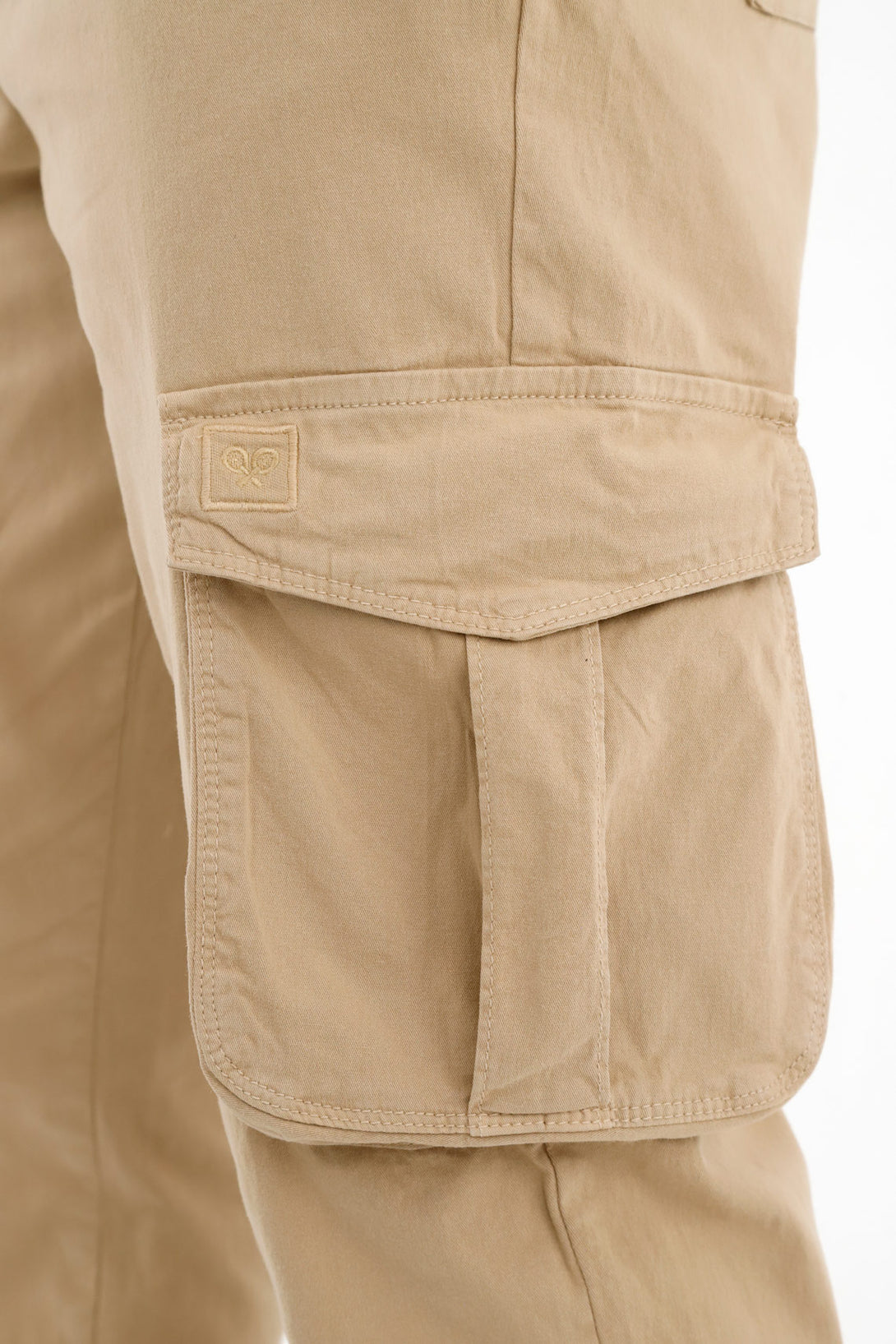 Pantalón tipo cargo café para hombre