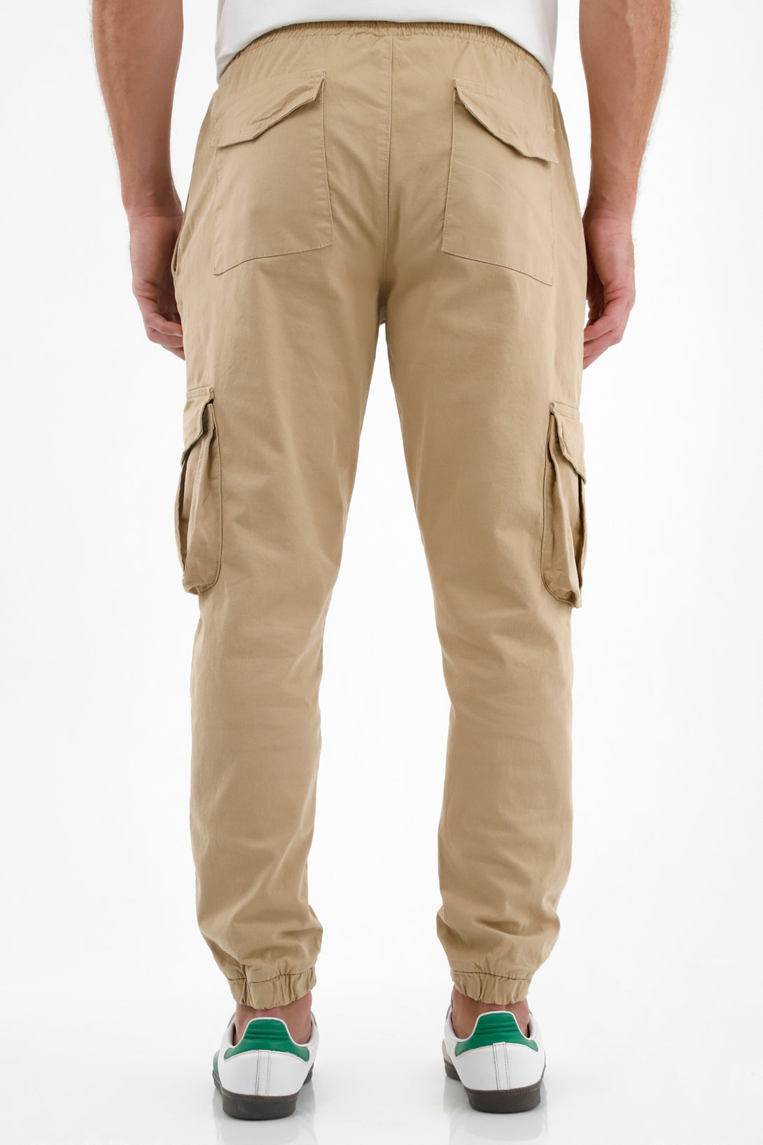 Pantalón tipo cargo café para hombre