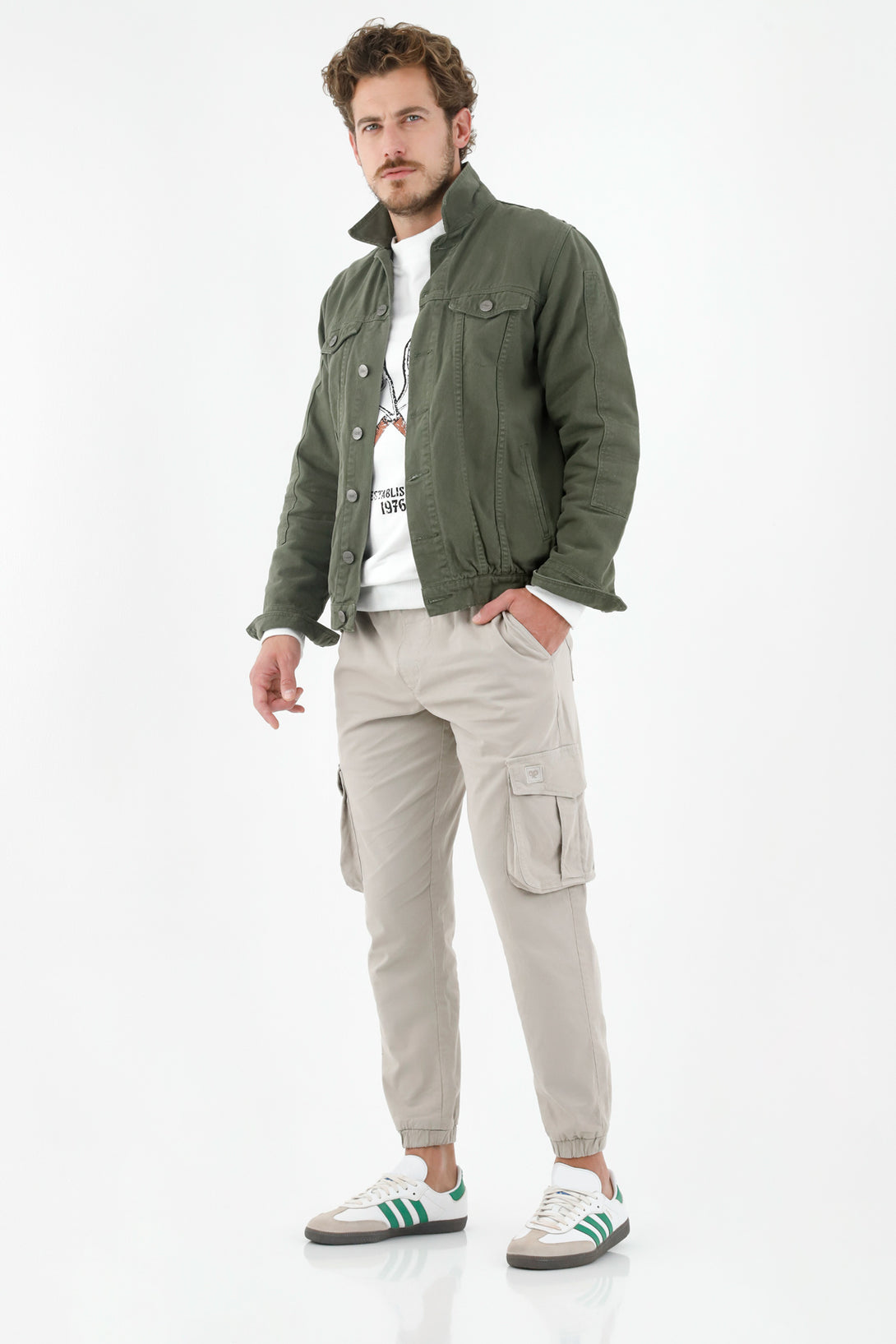 Pantalón tipo cargo gris para hombre