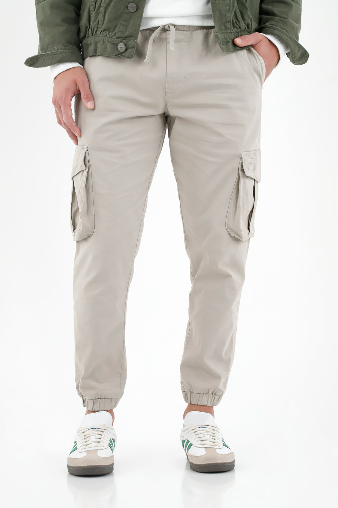 Pantalón tipo cargo gris para hombre