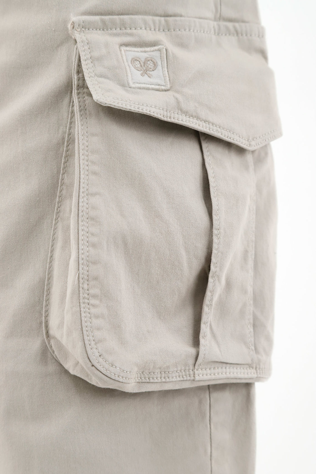 Pantalón tipo cargo gris para hombre