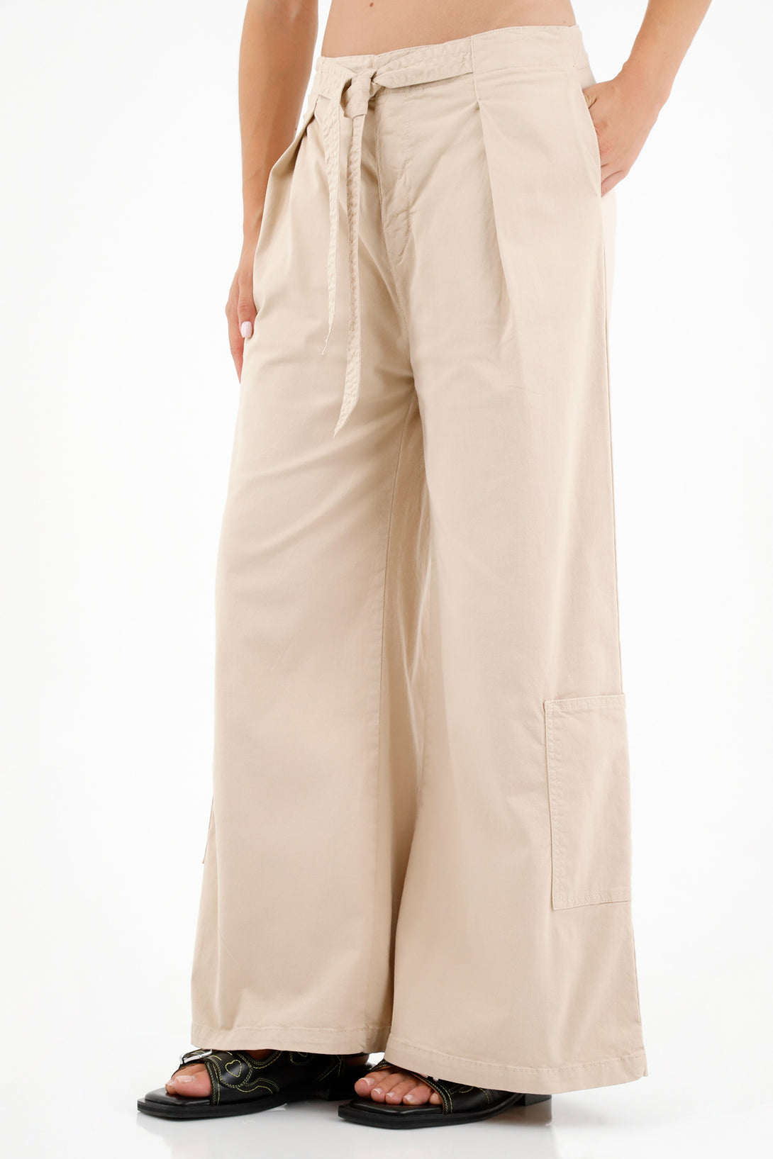 Pantalón café tipo cargo para mujer