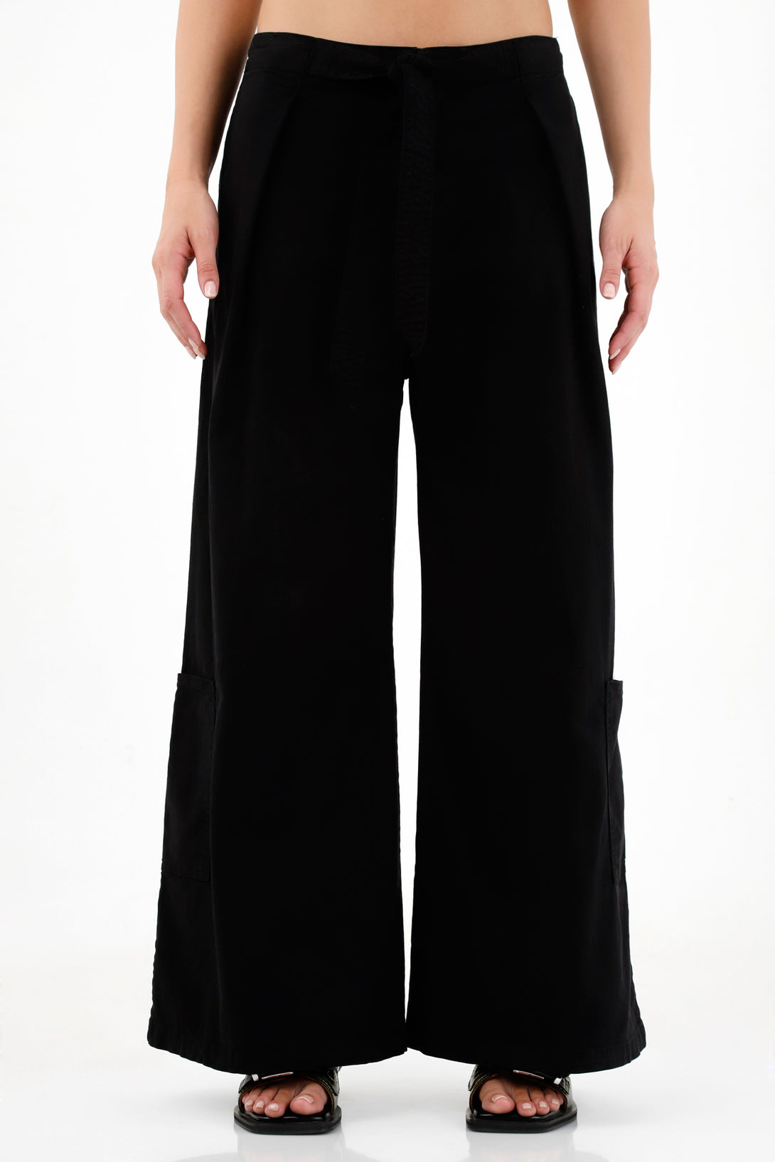 Pantalón negro tipo cargo para mujer