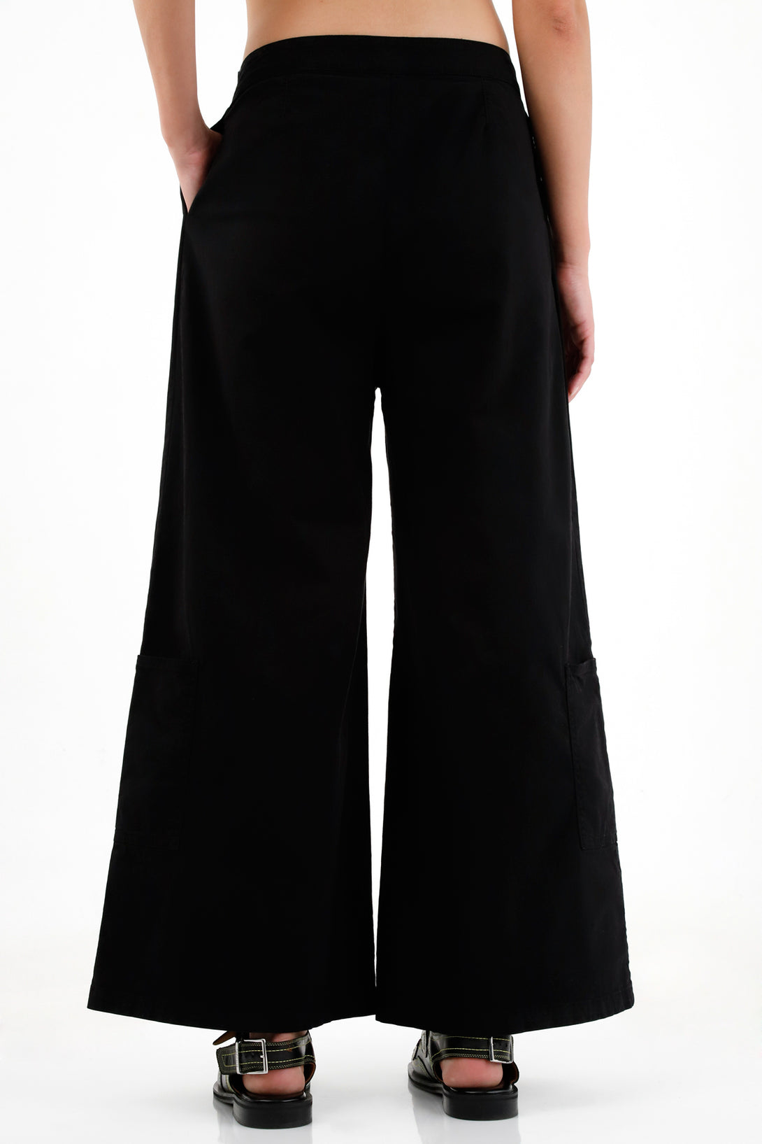 Pantalón negro tipo cargo para mujer