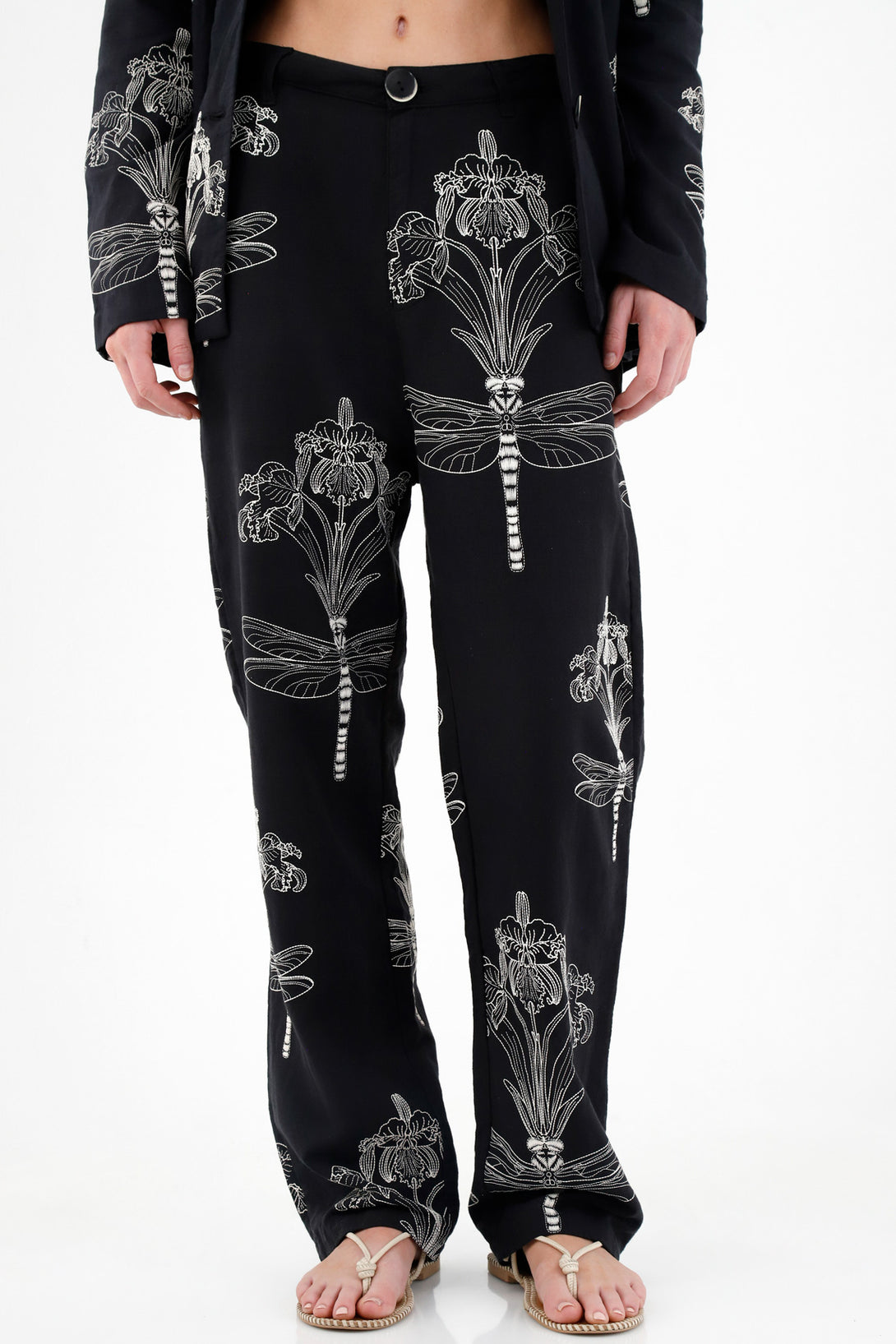 Pantalón negro con estampado floral para mujer