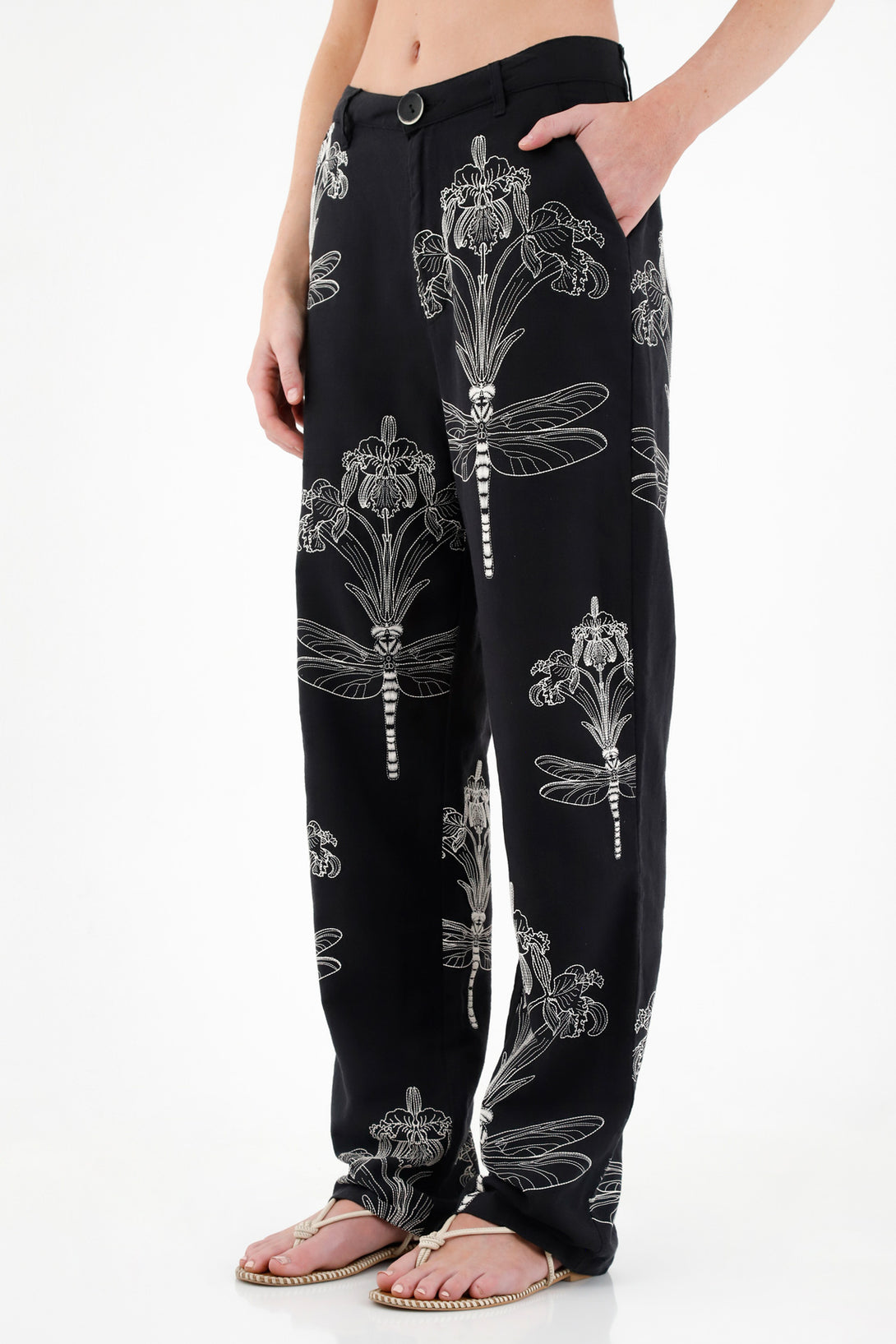 Pantalón negro con estampado floral para mujer