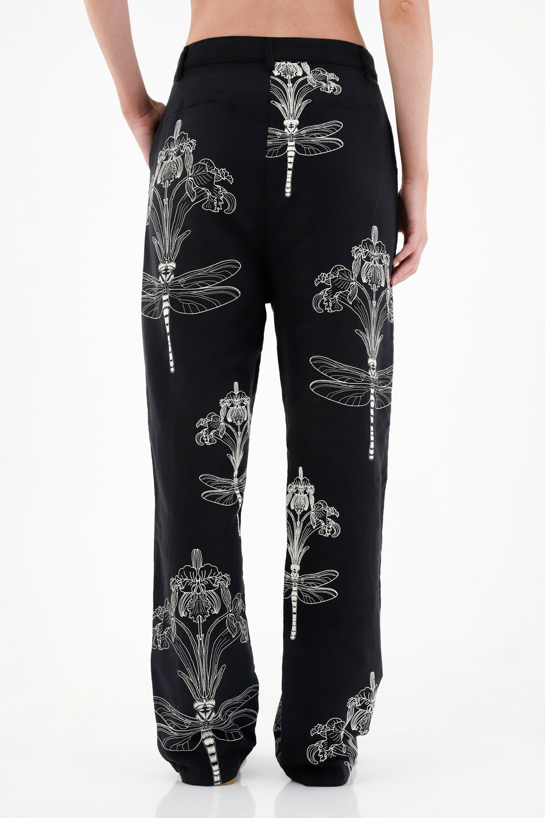 Pantalón negro con estampado floral para mujer