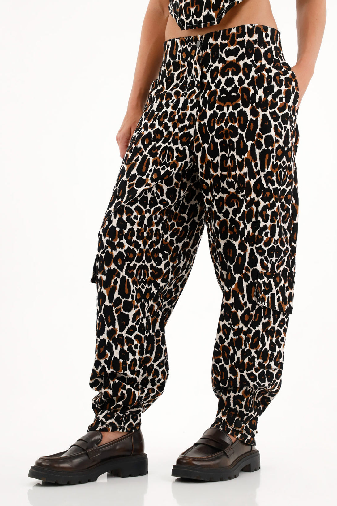 Pantalón animal print tipo globo para mujer