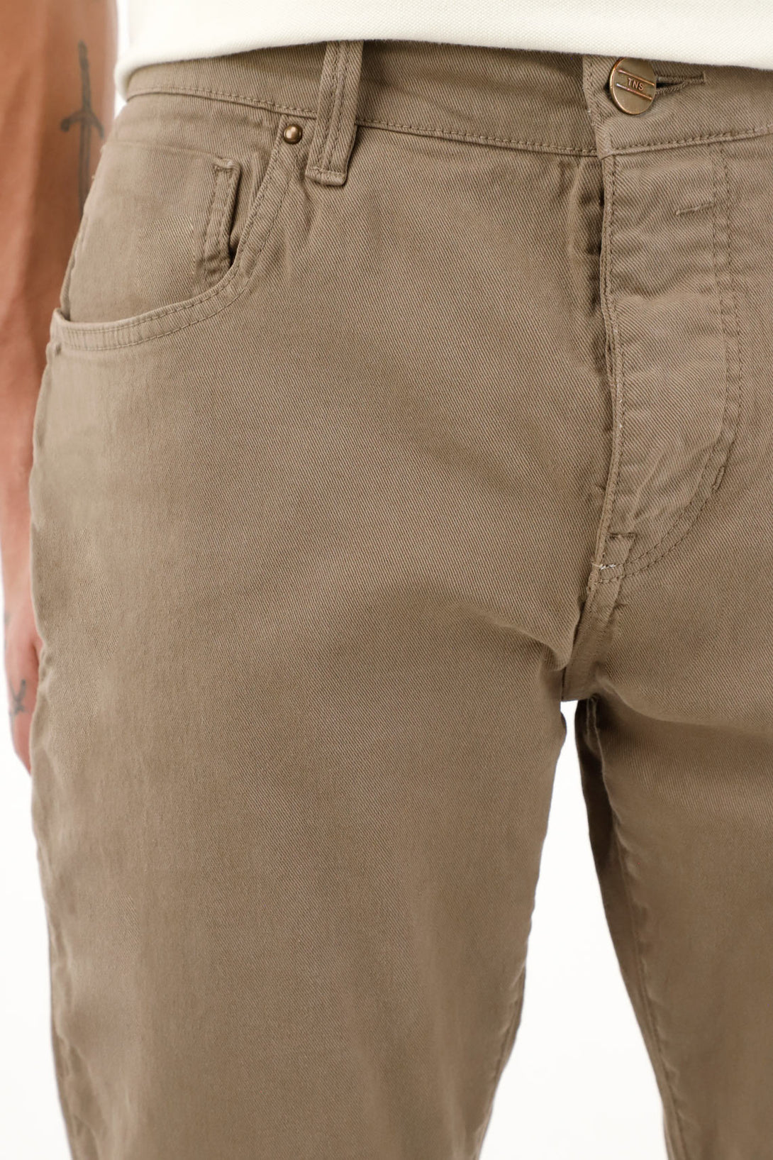 Pantalón Skinny café cinco bolsillos para hombre