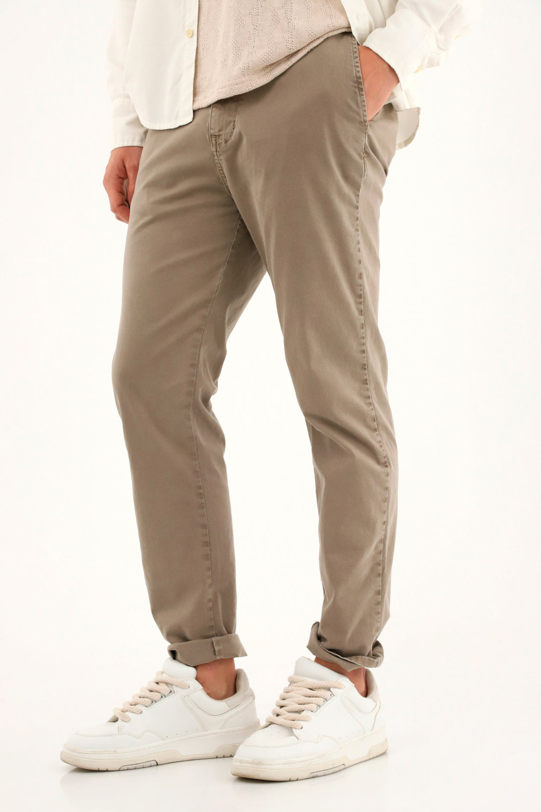 Pantalón tipo chino café para hombre