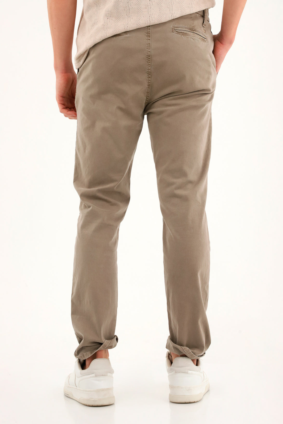 Pantalón tipo chino café para hombre