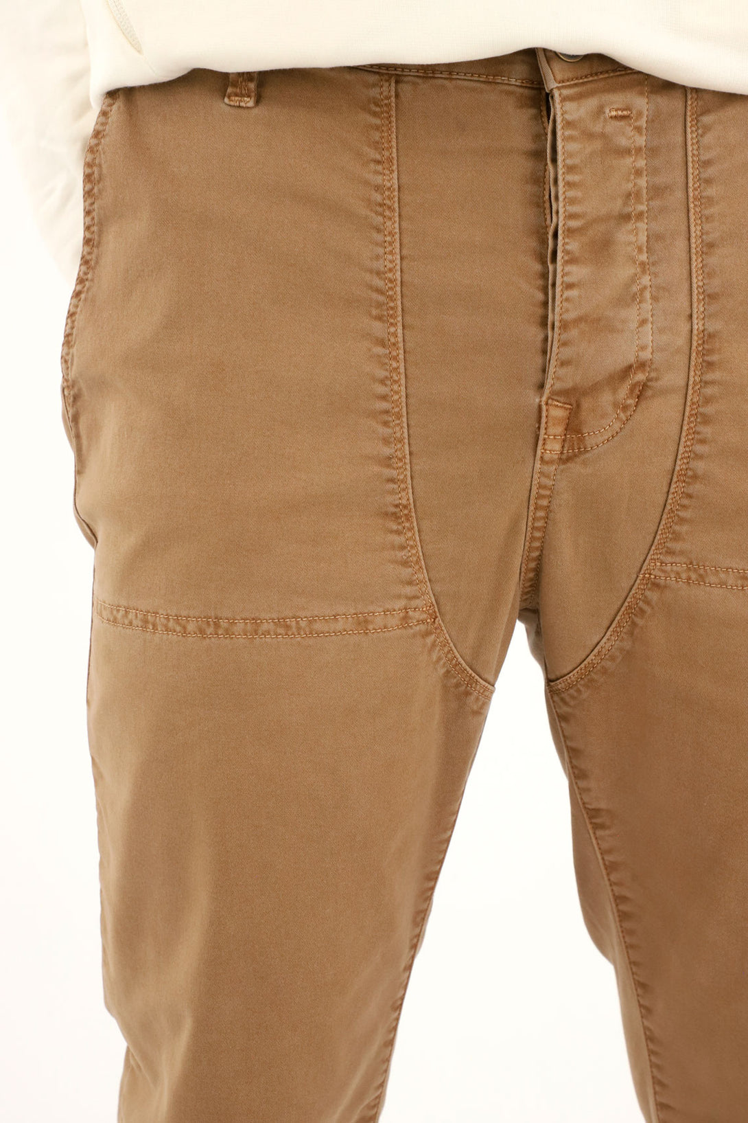 Pantalón Recto con cortes decorativos café para hombre