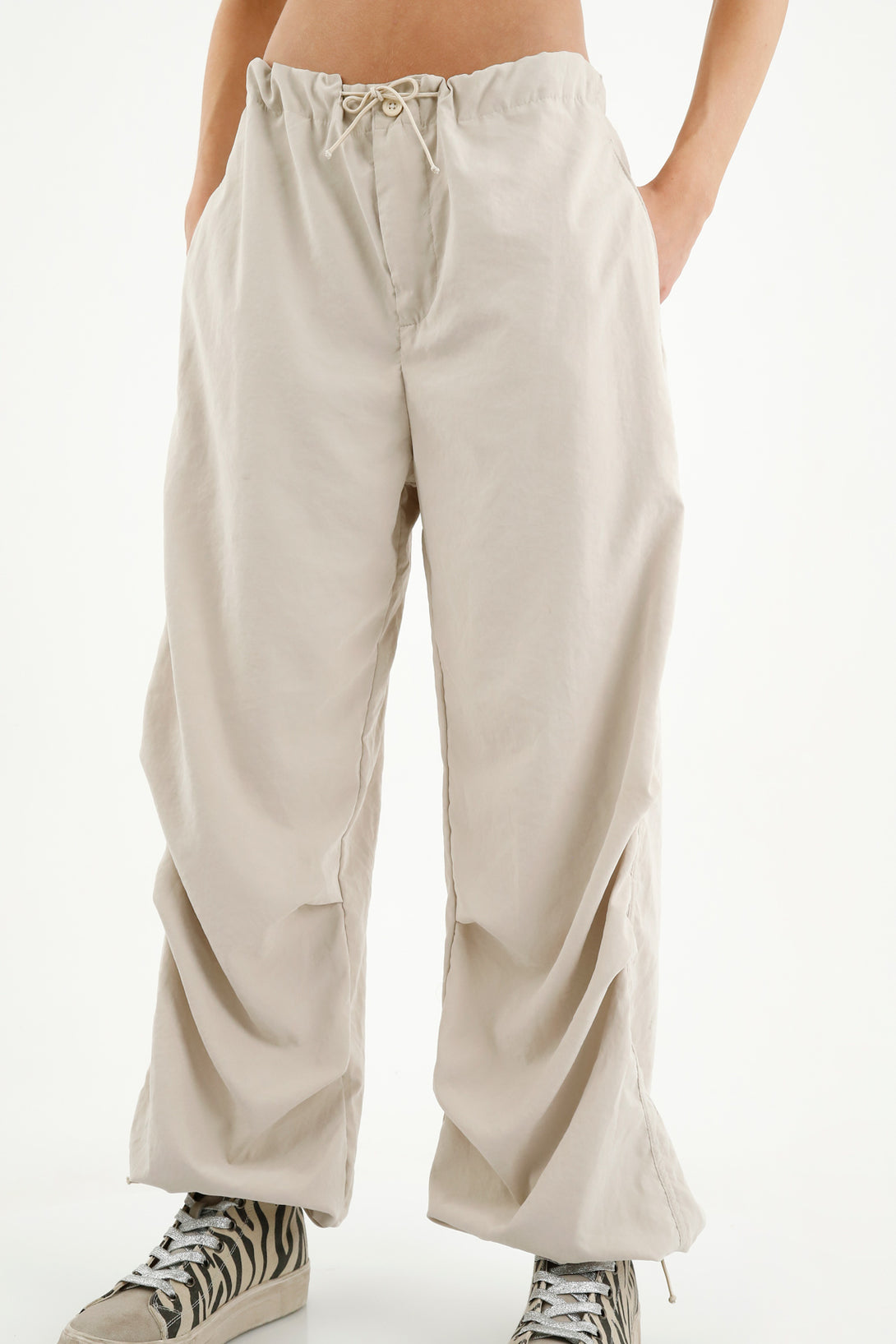 Pantalón tipo parachute café para mujer