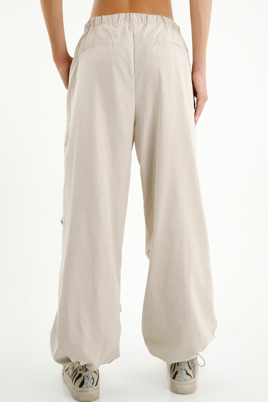 Pantalón tipo parachute café para mujer