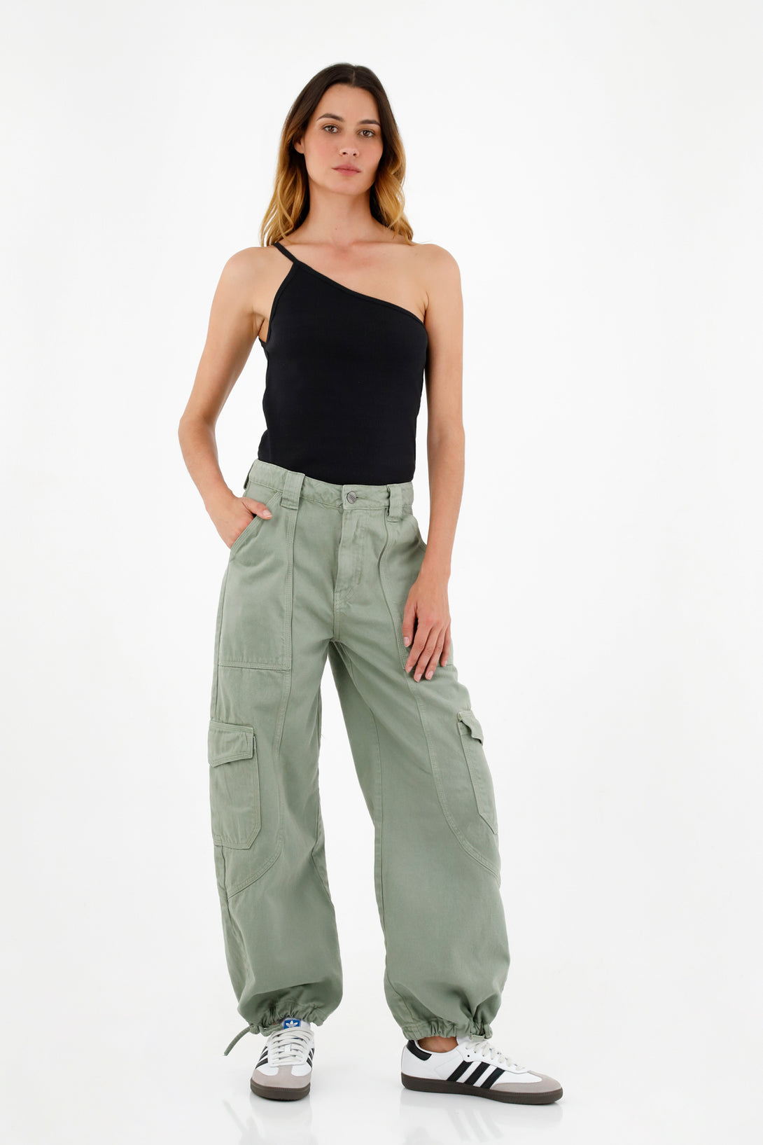 Pantalón verde tipo cargo para mujer