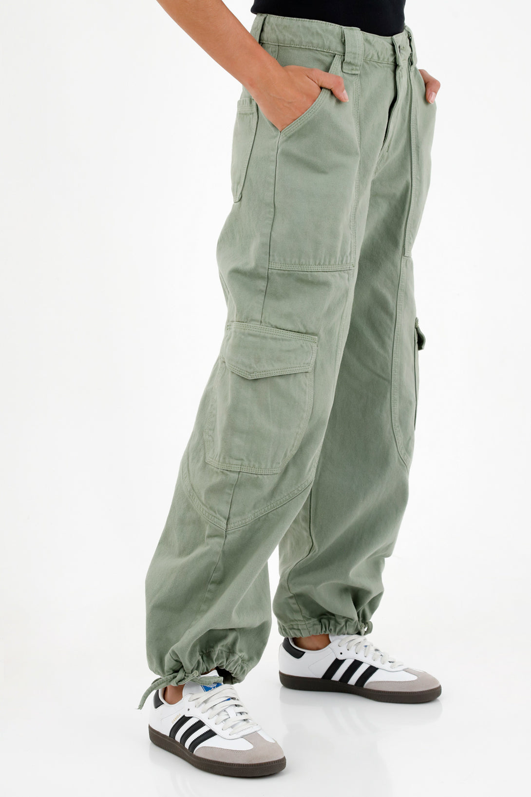 Pantalón verde tipo cargo para mujer