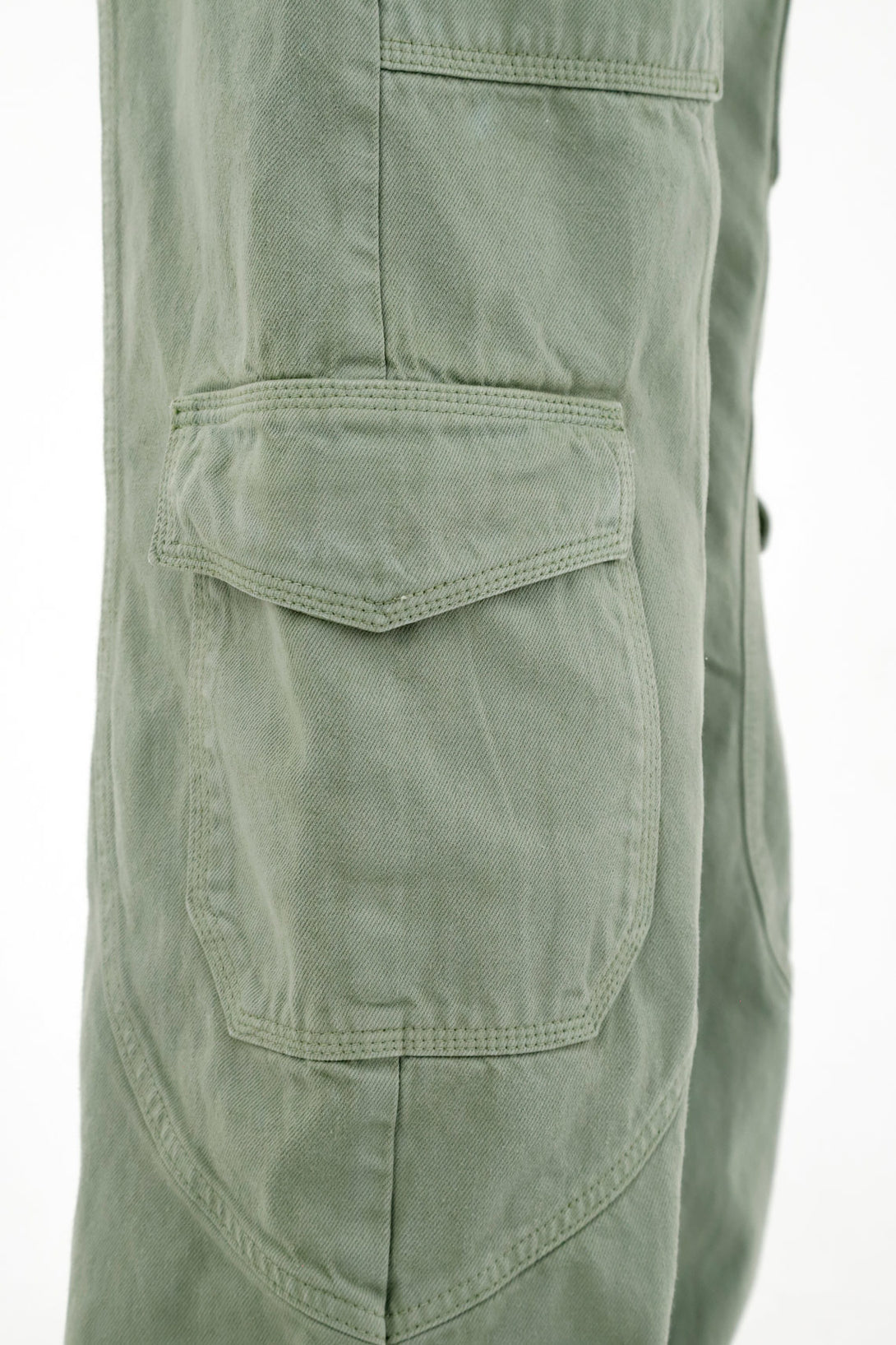 Pantalón verde tipo cargo para mujer