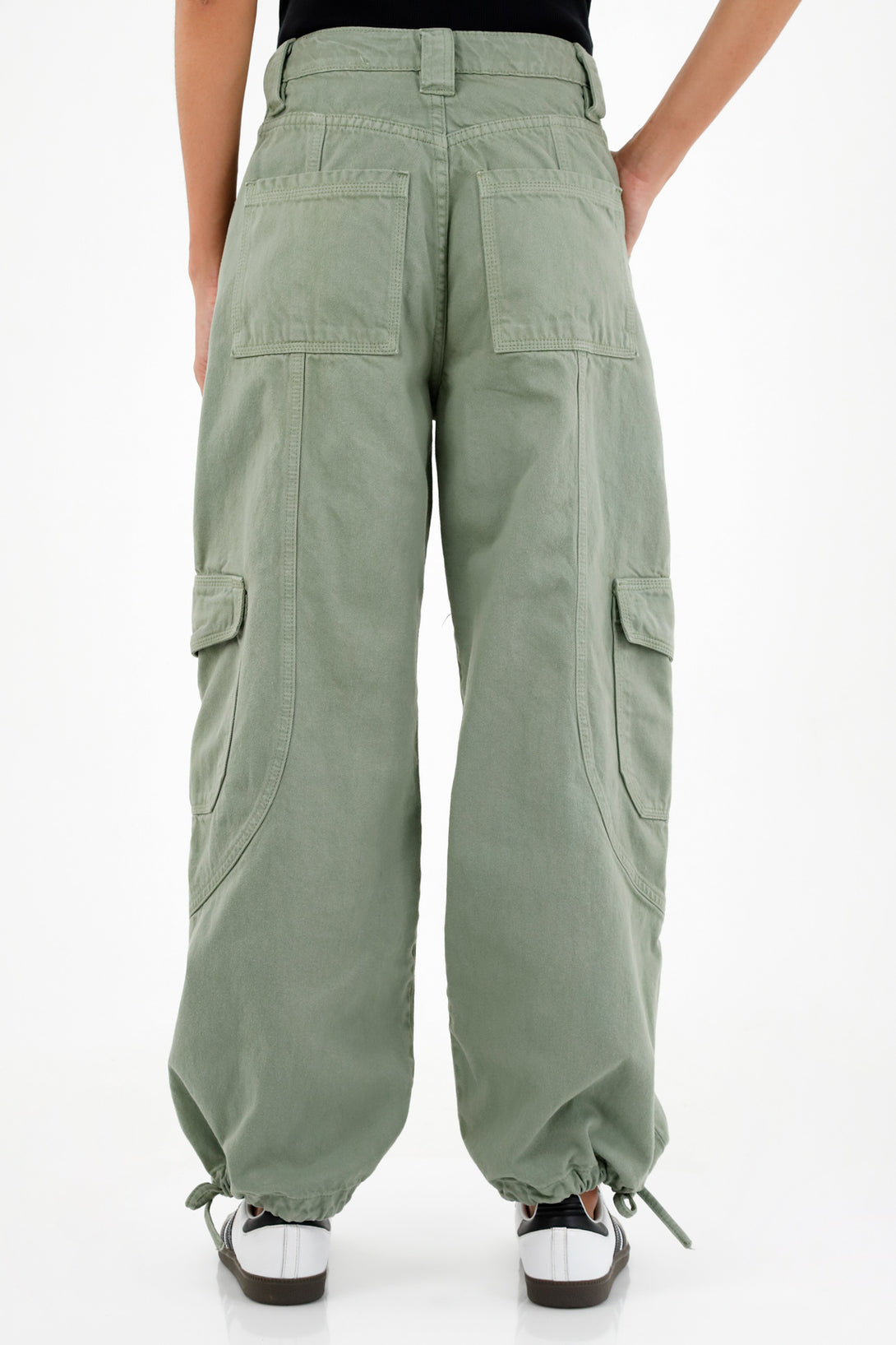 Pantalón verde tipo cargo para mujer