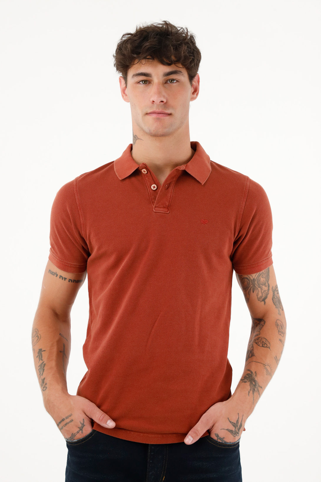 Polo roja con raqueta bordada para hombre