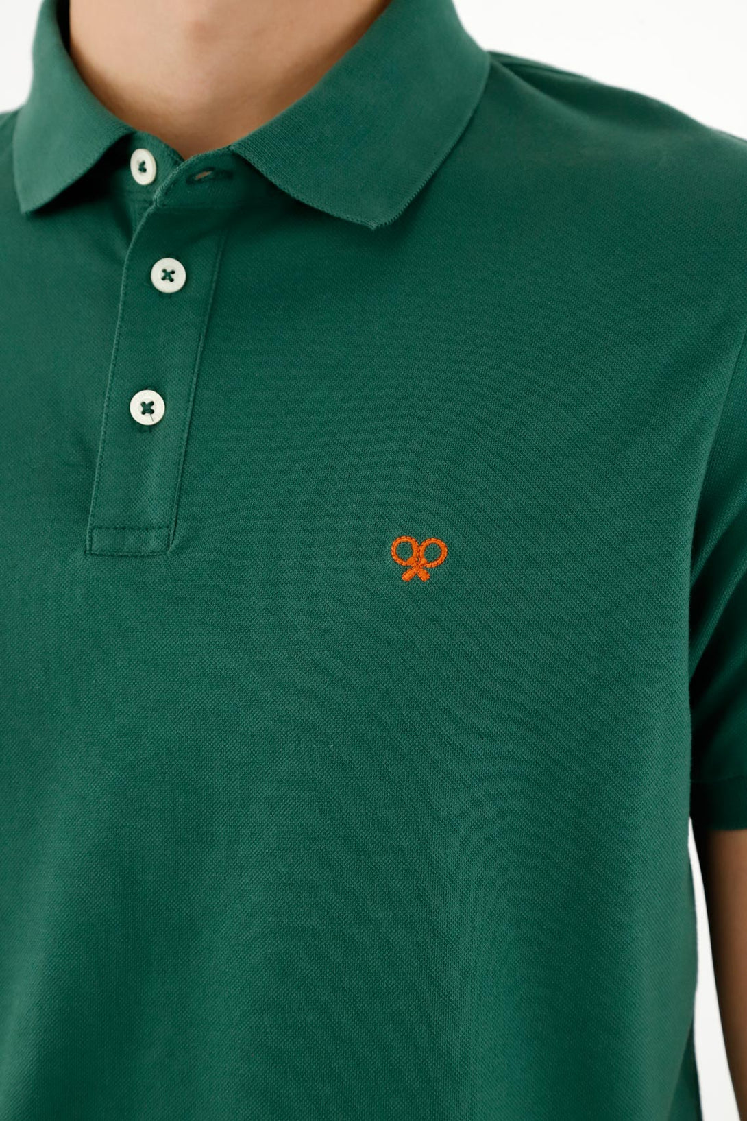 Polo verde con perilla de tres botones para hombre