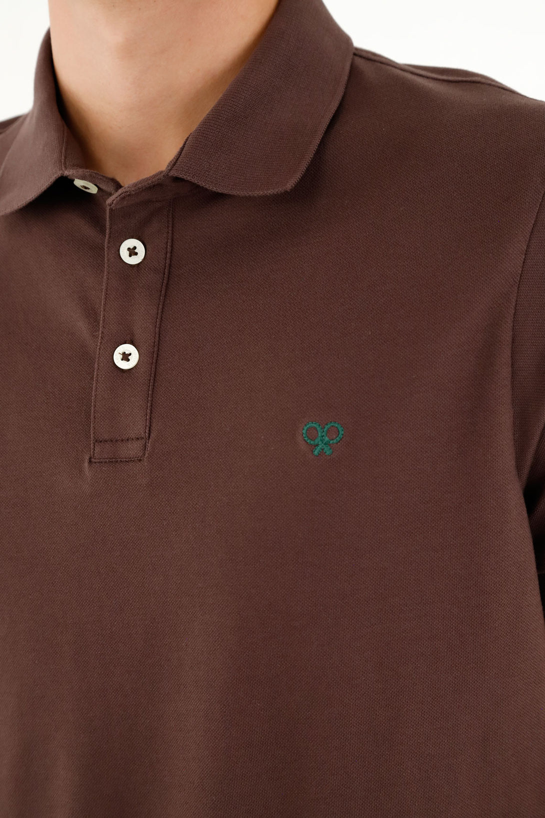 Polo café con perilla de tres botones para hombre