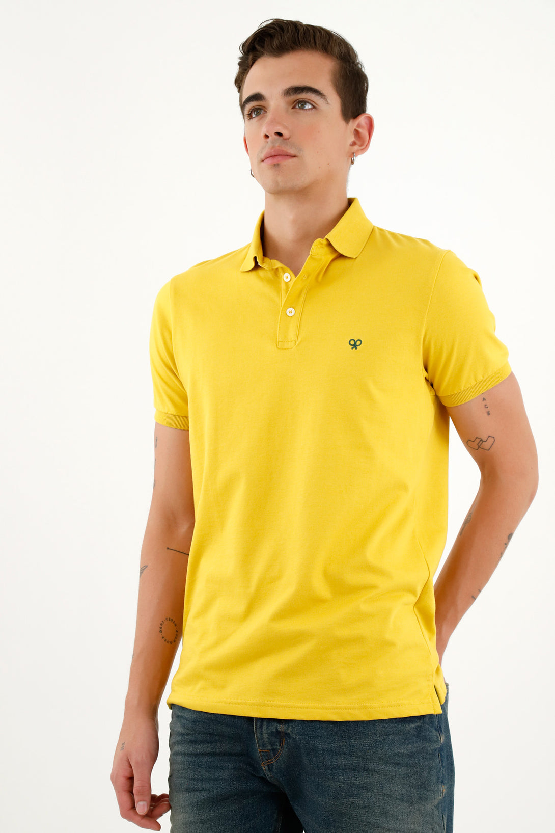 Polo amarilla con perilla de tres botones para hombre