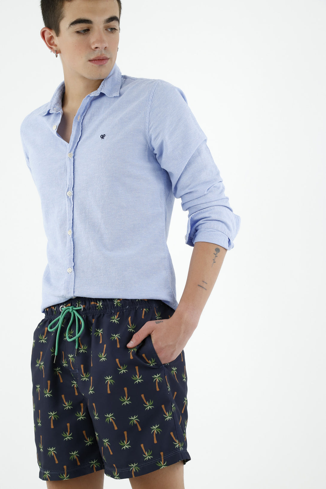 Pantaloneta de baño azul estampado palmeras