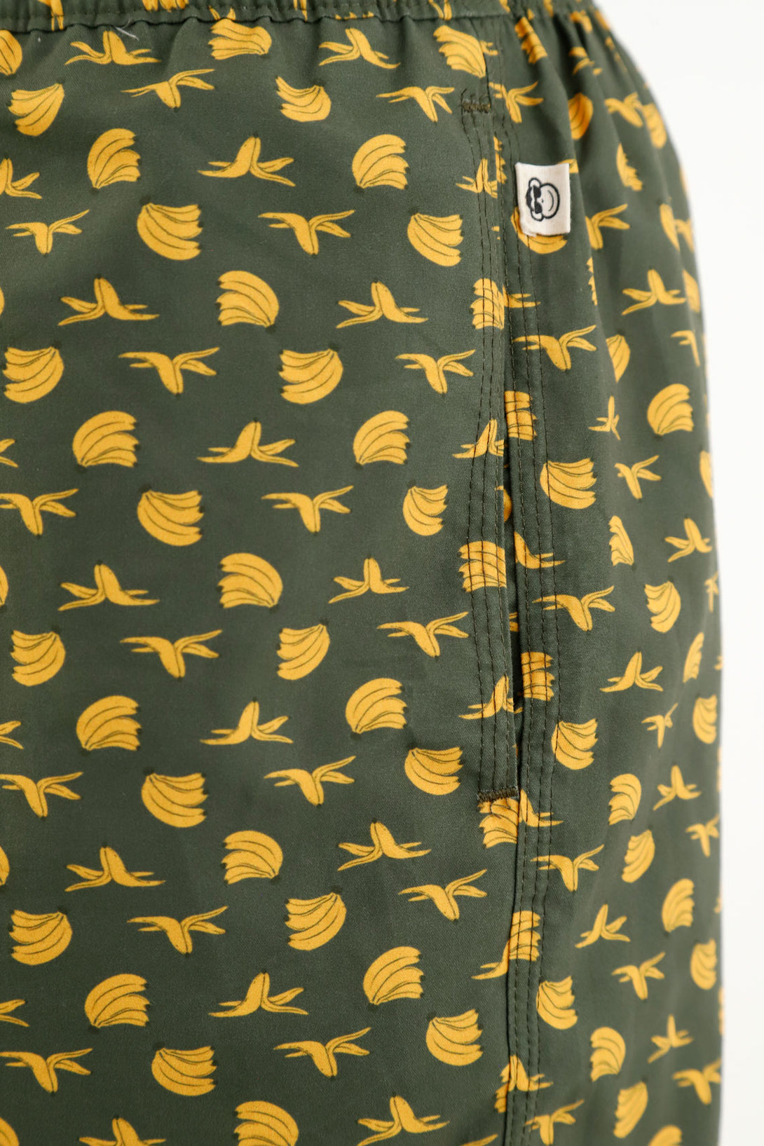 Pantaloneta de baño verde con mini print de bananas para hombre