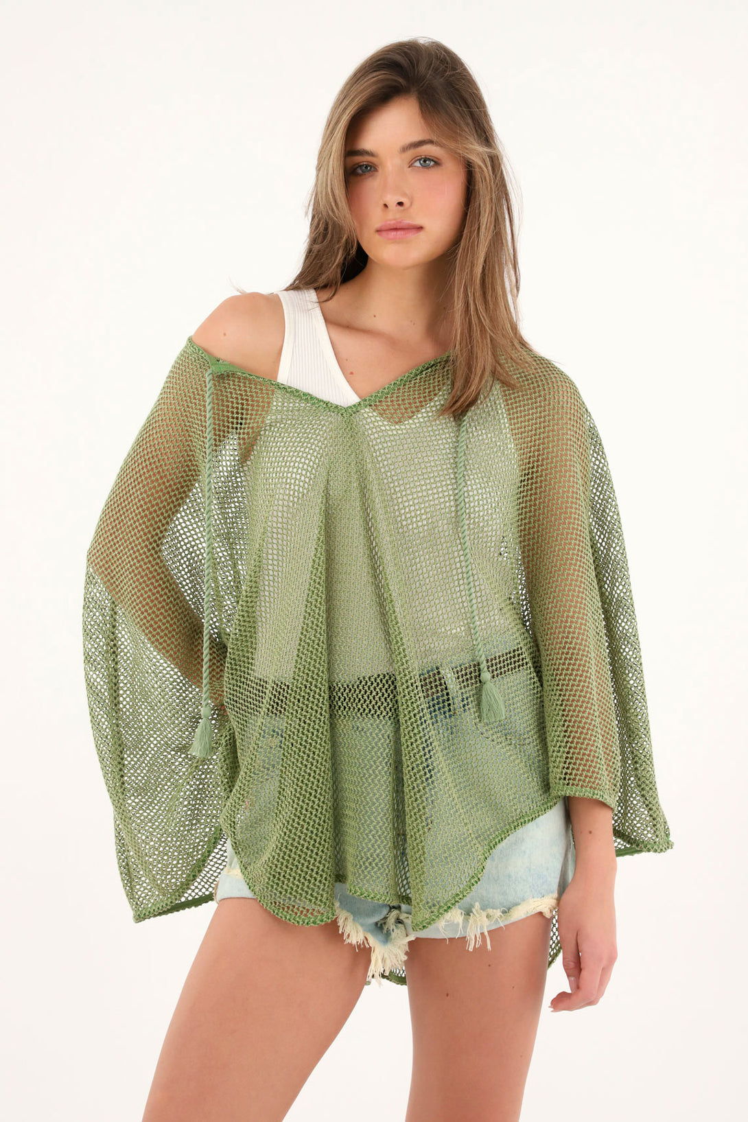 Poncho verde oversize en tela tipo malla para mujer