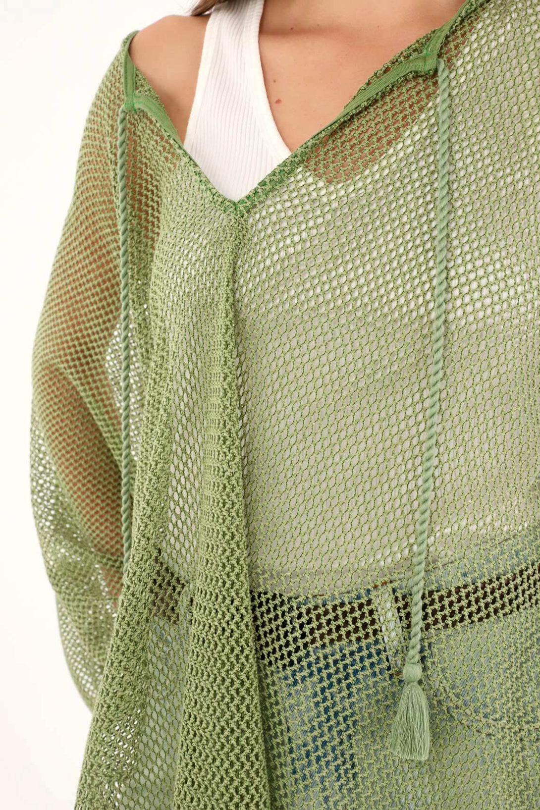 Poncho verde oversize en tela tipo malla para mujer